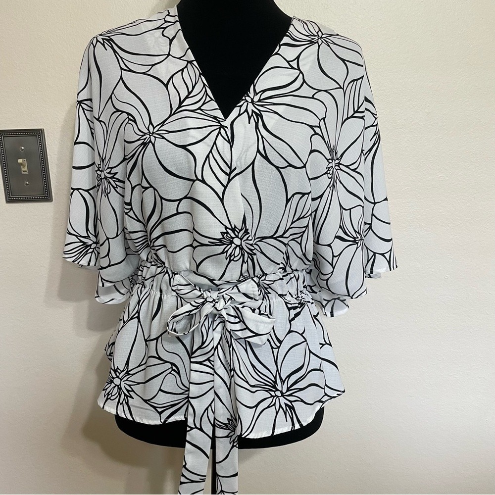 Sweet Rain Peplum Blouse Floral Print S‎ White Black V-Neck Kimono Sleeve T10235